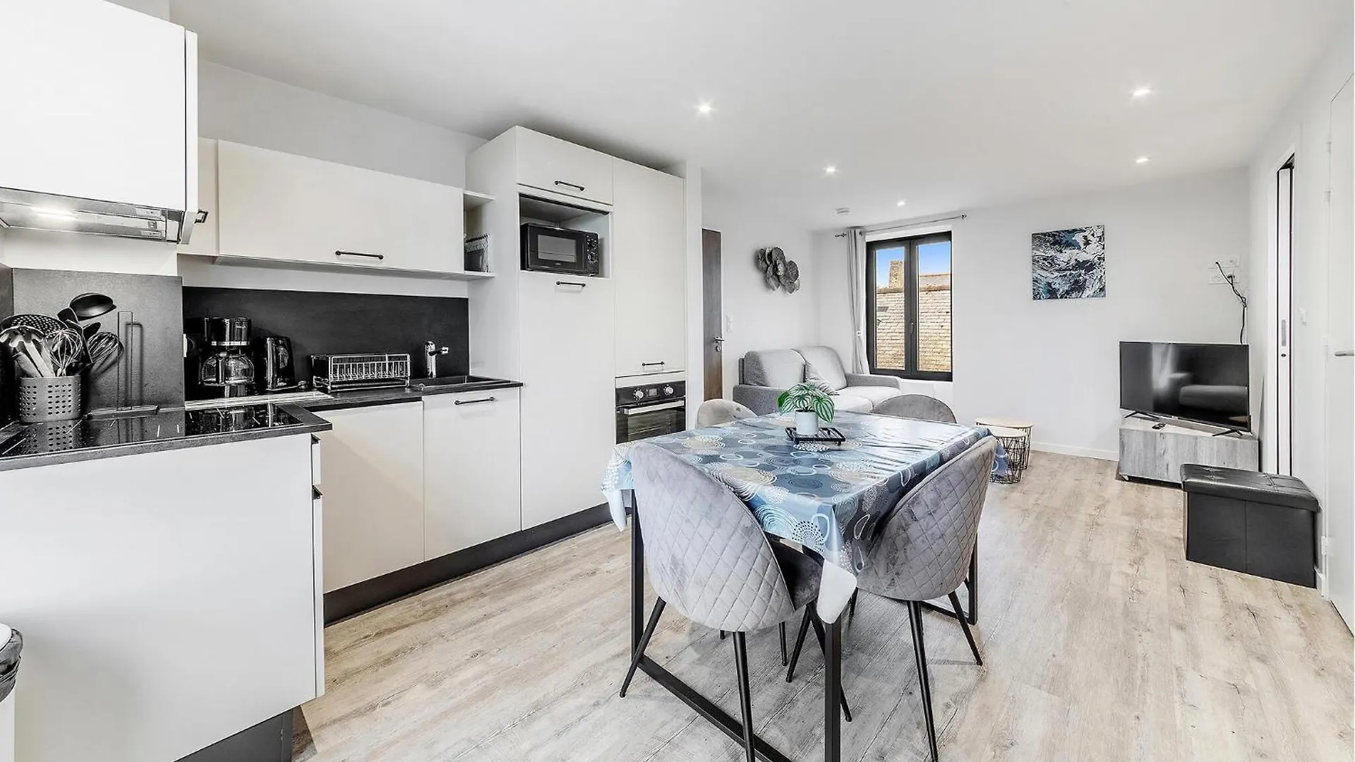 Cozy Apartment In Saint-Benoit-Des-Ondes With Kitchen 0*,  França